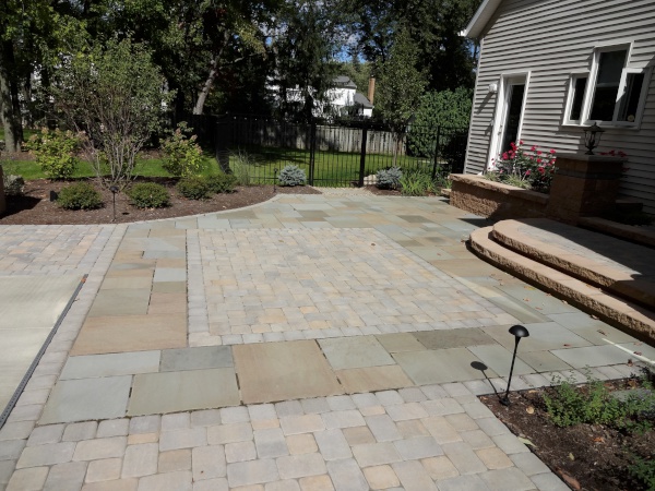 H&M Landscaping paver patio with steps, pillar and retaining wall located in Auburn - Geauga County Ohio