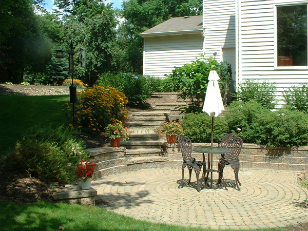 H&M Landscaping patio, stone stairway and retaining wall located in Chardon - Geauga County Ohio